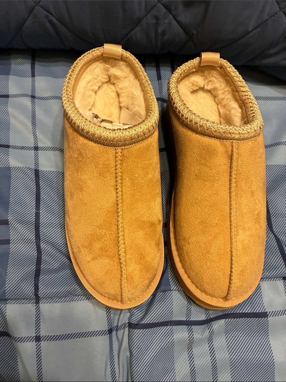 Brand new Cozy Tan Shearling-Lined Slipper Clogs size 10